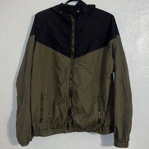 LIGHTWEIGHT WINDBREAKER